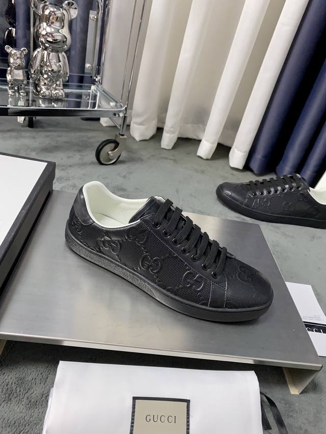 定做+10 商品商标:Gucci 古驰 小白鞋 正码码数:男38-44 [45-48定做] 女35-40 商品材料:精选原版鞋面，进口羊皮内里。原版大底工厂，套